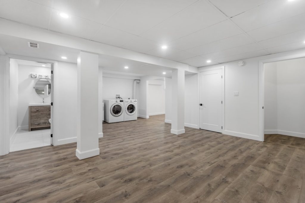 Services an-empty-room-with-a-washer-and-dryer-rgfbzbhnxqq