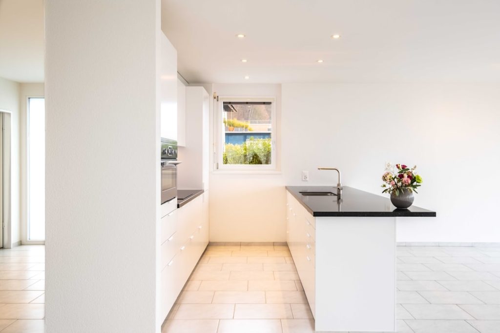 Services Kitchen IKEA black white flowers - Home Renovation by iR immo RENOVATION